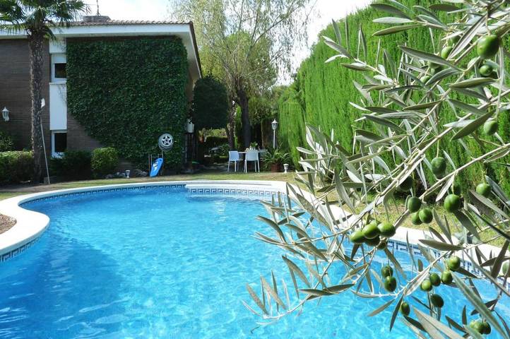 Chalet para 10 personas, con Balcón y Terraza además de Jardín y Piscina en Cunit
