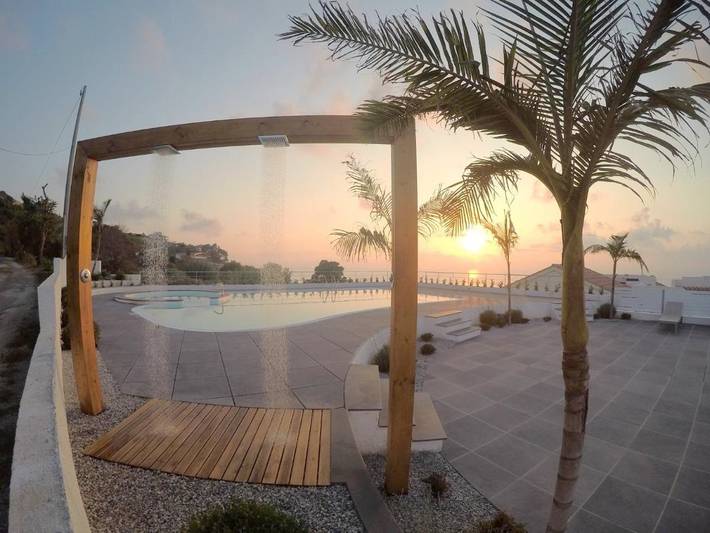 Location de vacances pour 4 personnes, avec Jacuzzi et Terrasse ainsi que Jardin et Piscine à Zambrone