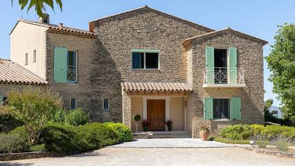 Cottage pour 2 personnes, avec piscine et jardin à Goult