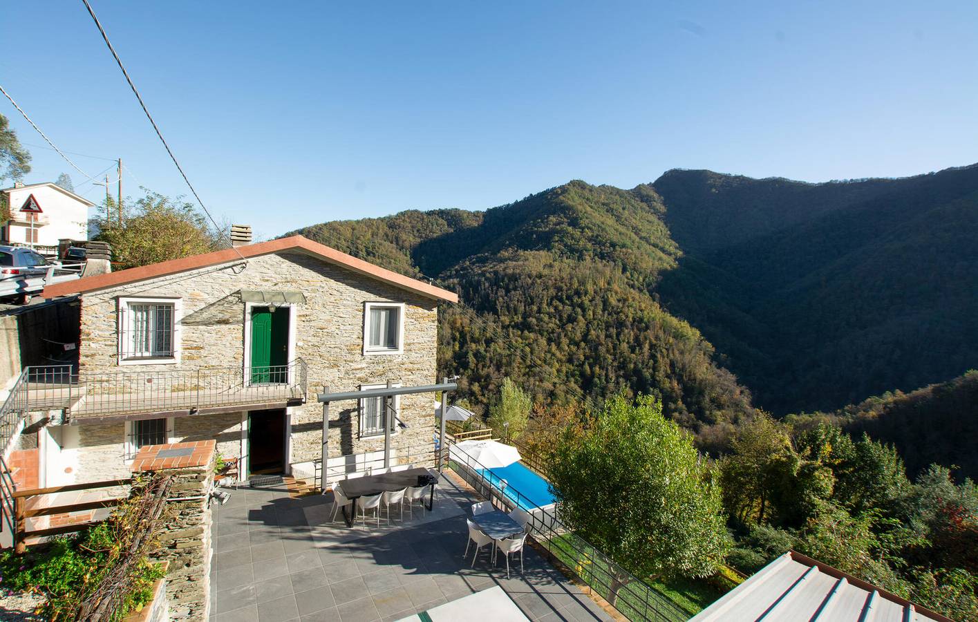 Accogliente appartamento sul mare con piscina e terrazza, a 1.5 km da Tribogna in Aveno (Tribogna), Tribogna