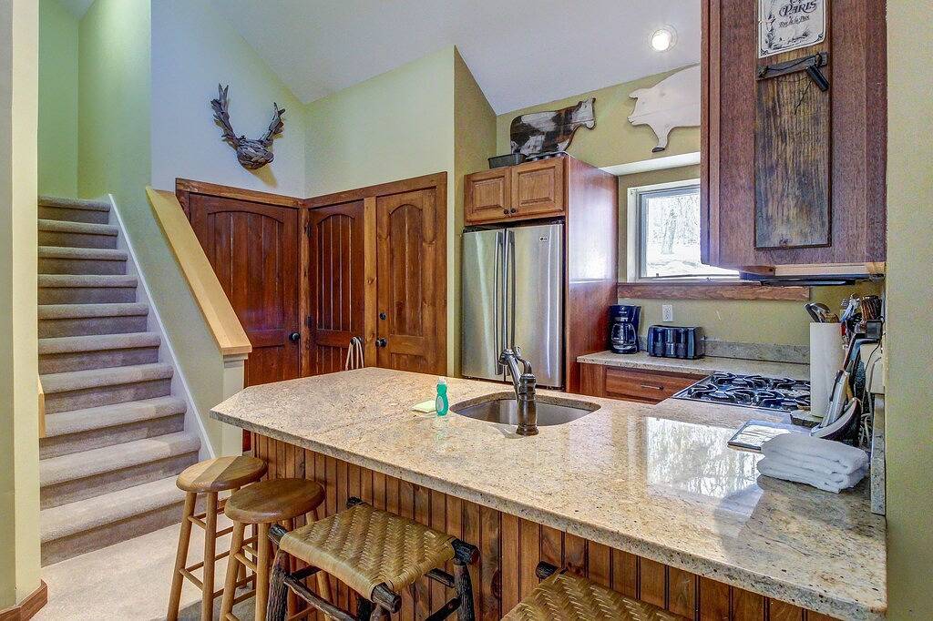 Zuletzt aktualisiert Hause w / shared Whirlpool, Pool & mehr - einfach Ski-Zugang! in Killington, Rutland County