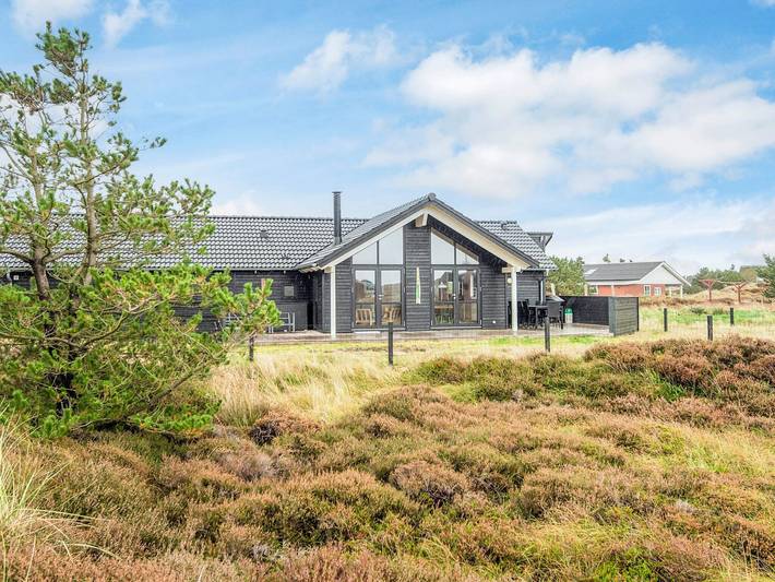 Ferieudlejning for 8 personer, med Jacuzzi og Terrasse såvel som Have og Sauna i Sønderho