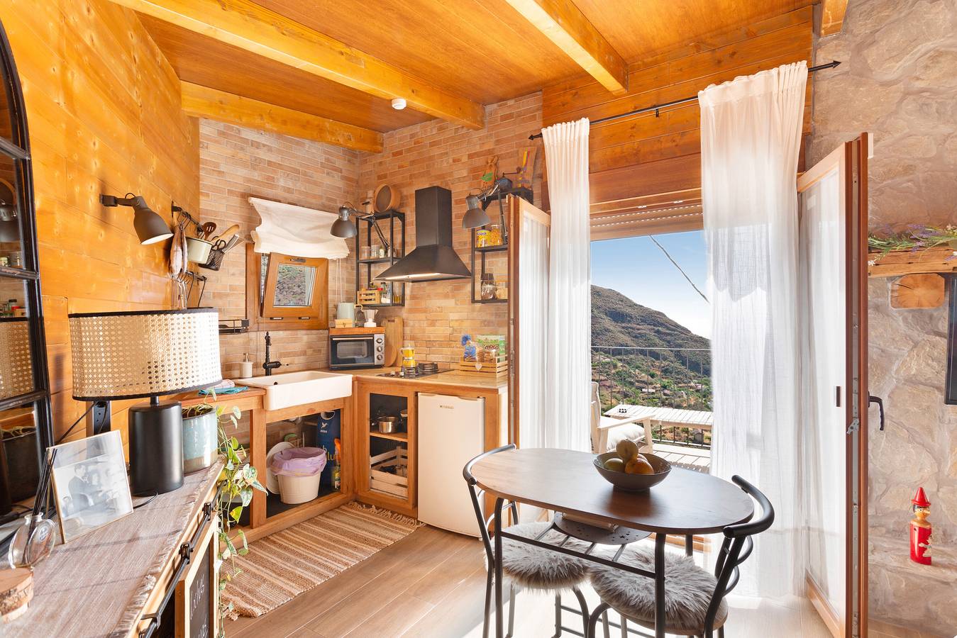 Apartamento entero, Vacaciones 'Ático Fuente Hervera' con vistas a la montaña, Wi-Fi y aire acondicionado in El Peñón, Vega de San Mateo
