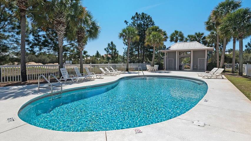 Vacation rental for 11 people, with balcony and yard as well as pool in Seagrove Beach