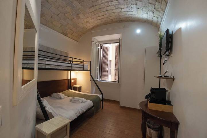Colosseum: Exposed Brick Double & Private Bath in Rom Zentrum, Rom