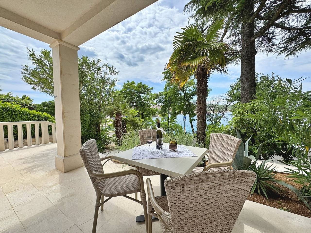 Ganze Wohnung, Apartment Scheich - direkt am Meer, 20 m vom Meer, Erdgeschoss, Terrasse in Silo (Krk), Krk