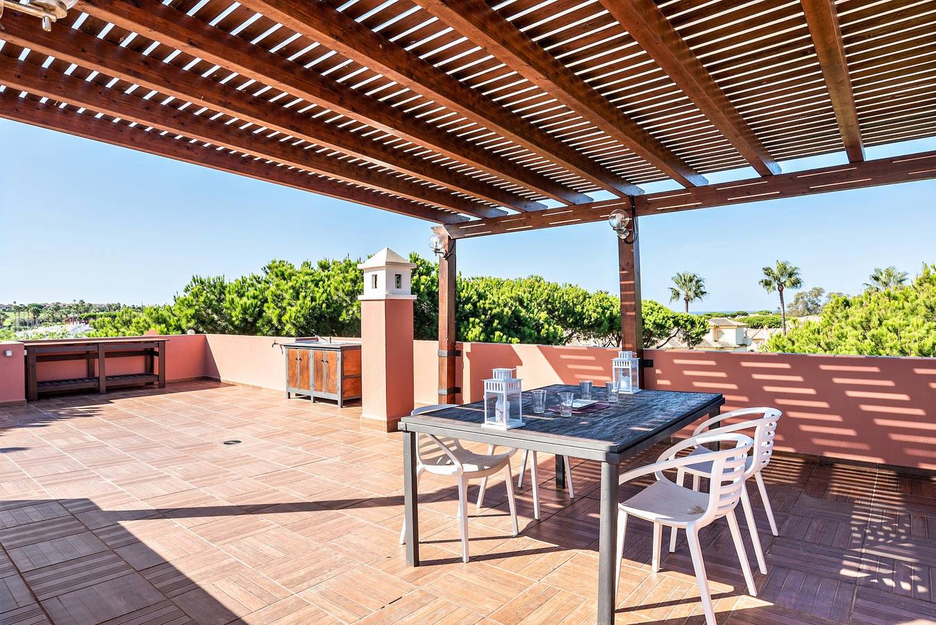 Apartamento entero, Apartamento "Ático Novo Sancti" con vistas a la montaña, piscina compartida y Wi-Fi in Novo Sancti Petri, Chiclana de la Frontera