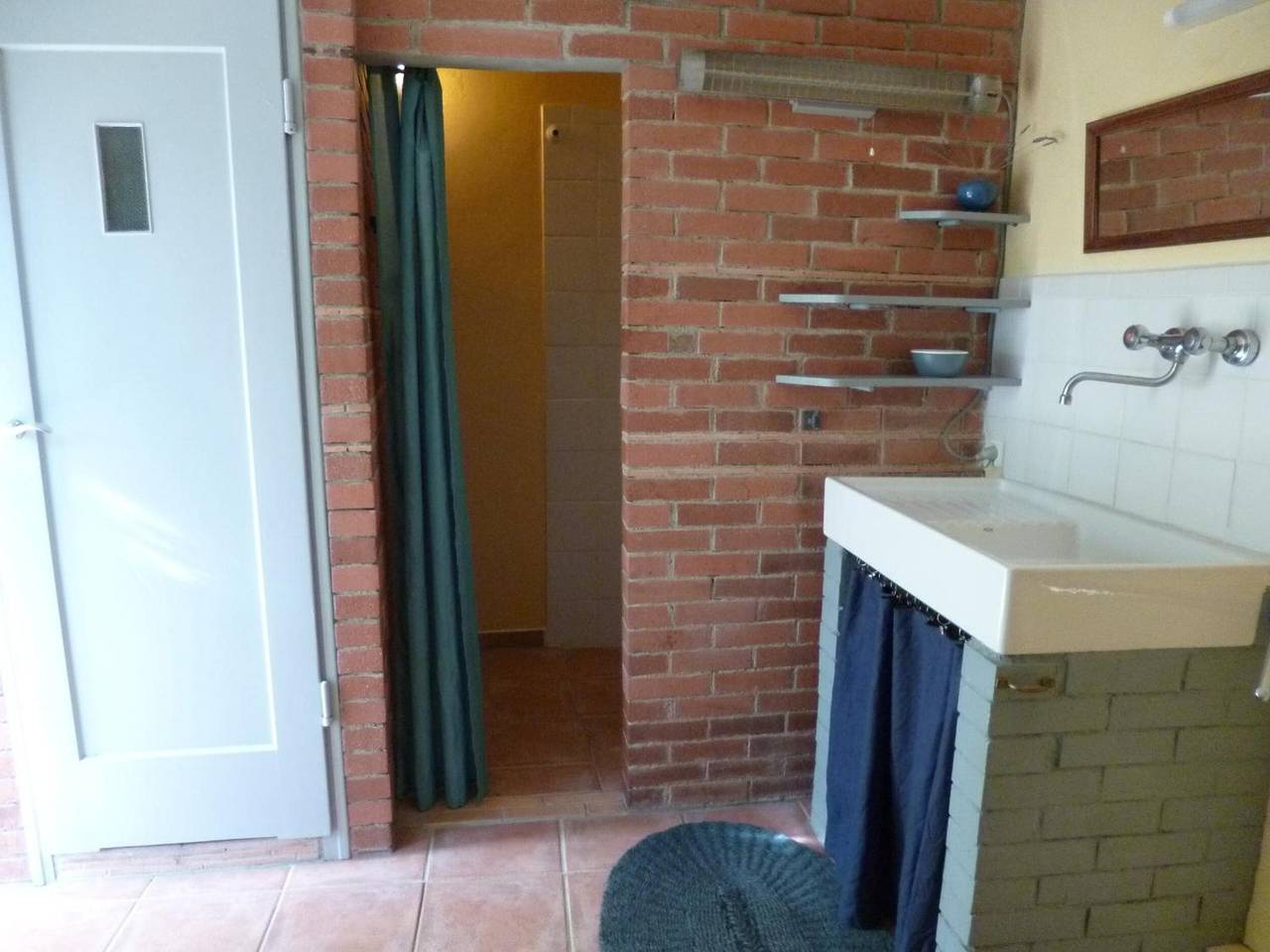 Apartamento vacacional entero, Tiny Home 'Roulotte De Veyronne' con vistas a la montaña y Wi-Fi in Aubres, Región de Nyons