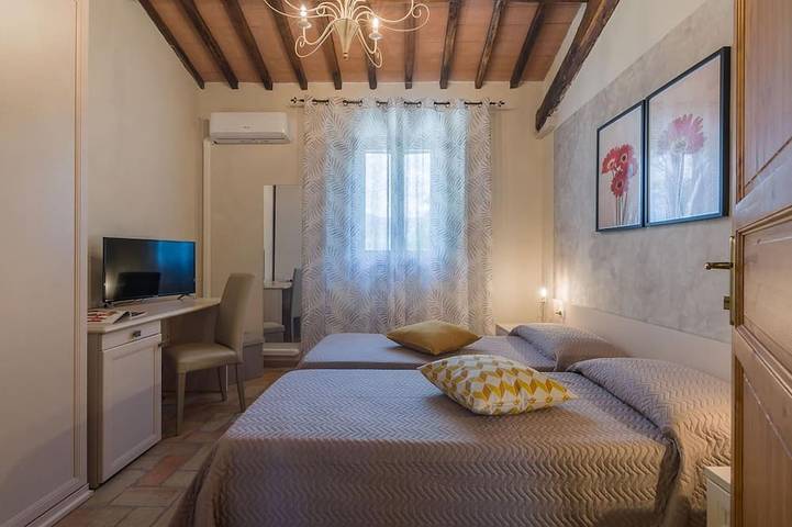Casale Andrea 16 - Sept Chambres Villa, Couchages 16 in Spoleto, Province de Pérouse