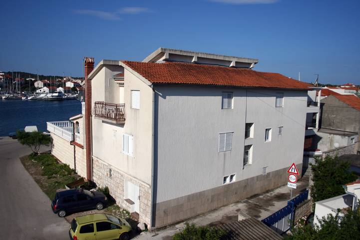Ganze Wohnung, 2-Zimmer-Ferienwohnung mit Terrasse und Meerblick Jezera, Murter -e in Tisno, Dalmatinische Inseln