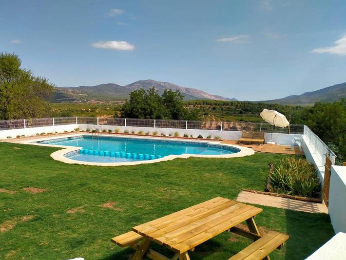 Casa rural para 8 personas, con Balcón y Terraza además de Jardín y Piscina para niños en Alcalaten