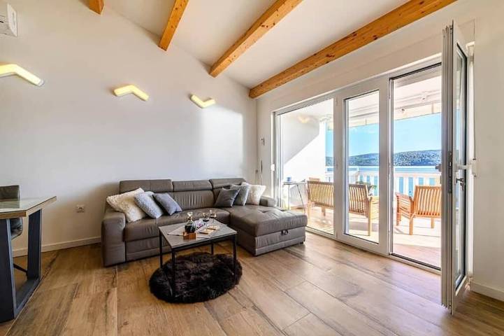 Ganze Wohnung, 2-Zimmer-Ferienwohnung am Strand Zablace, Sibenik in Sibenik, Šibenik-Knin
