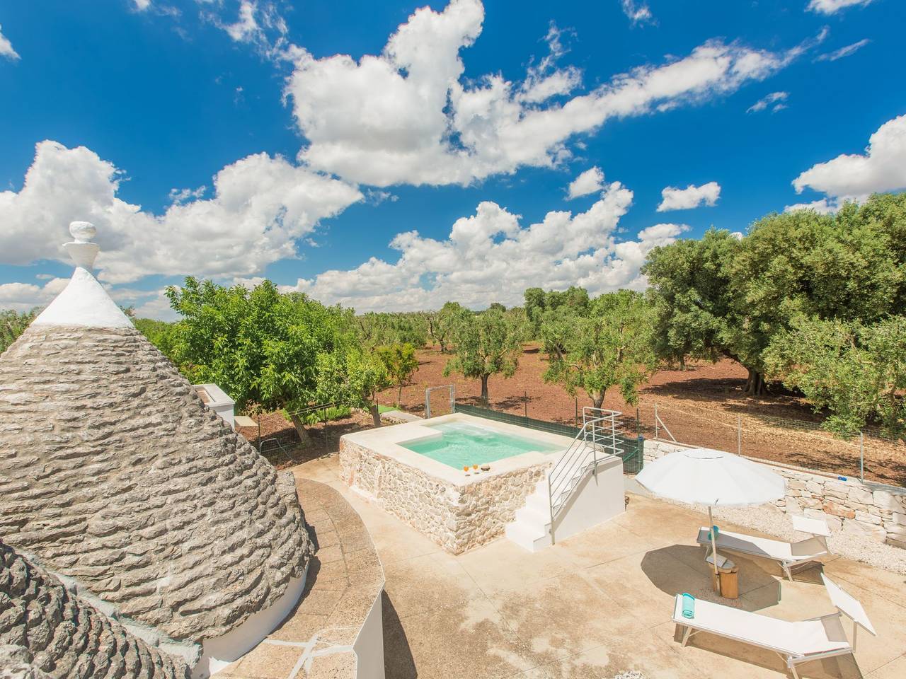 Trullo die Riesenpappel in San Michele Salentino, Salento