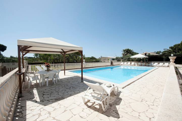 Villa with pool for 11 people, with garden in Sicily