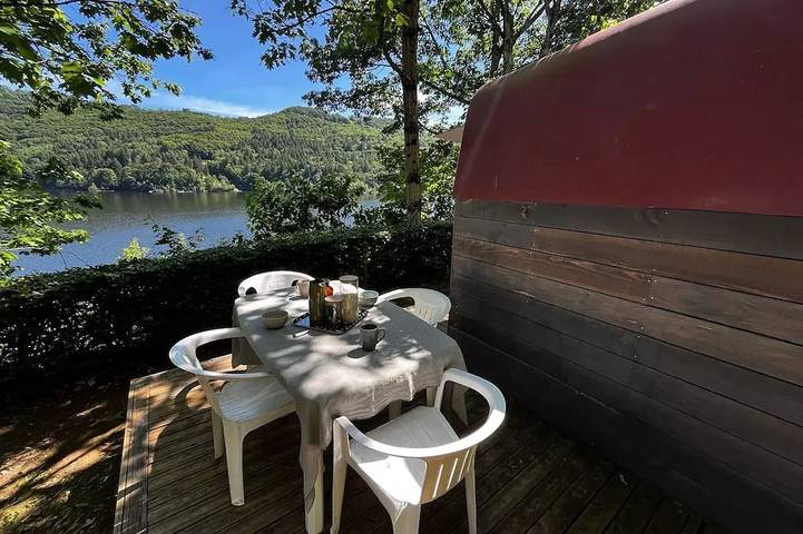 Cabane en bois pour 5 personnes, avec terrasse, animaux acceptés