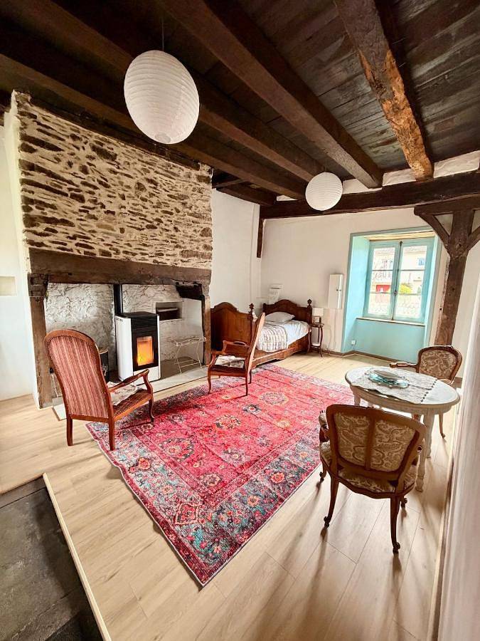 Gîte pour 3 personnes, avec terrasse et vue, animaux acceptés à Arnac-Pompadour