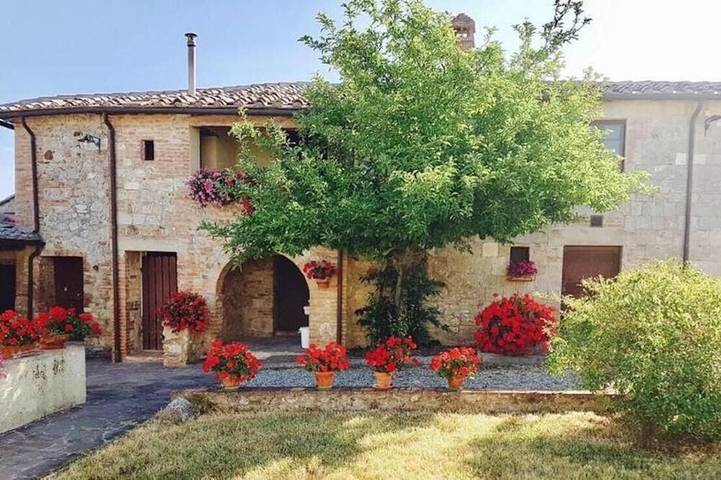 Agriturismo per 6 persone, con giardino e terrazza in Monteroni d'Arbia