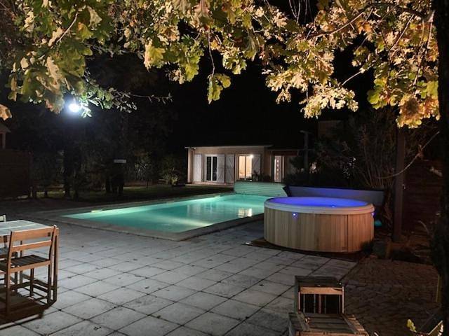 Location de vacances pour 2 personnes, avec Jacuzzi et Terrasse ainsi que Jardin et Piscine à Andernos-les-Bains