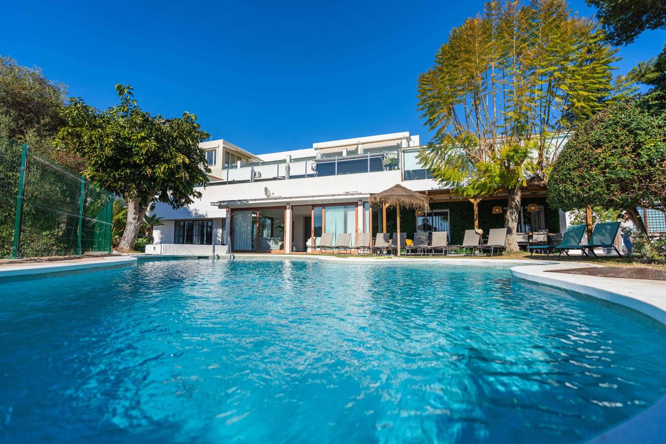 Ferienhaus für 15 Personen mit Meerblick in Las Chapas, Marbella