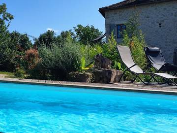 Location de vacances pour 6 personnes, avec piscine ainsi que vue et jardin à Esclauzels