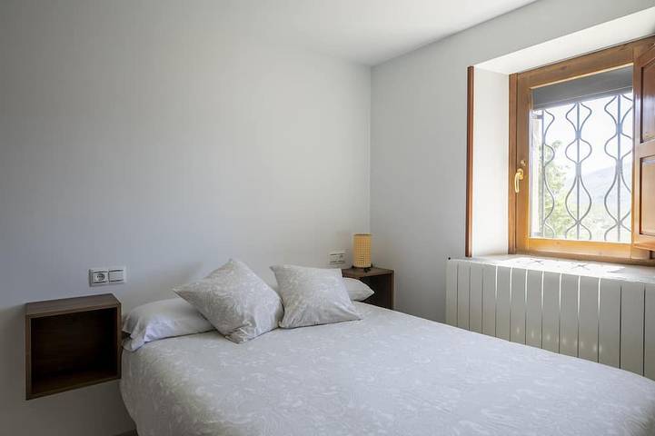 Entire apartment, Casa Feli: Apartamento con Jardín Privado en los Pirineos in Castiello de Jaca, Aragonese Pyrenees