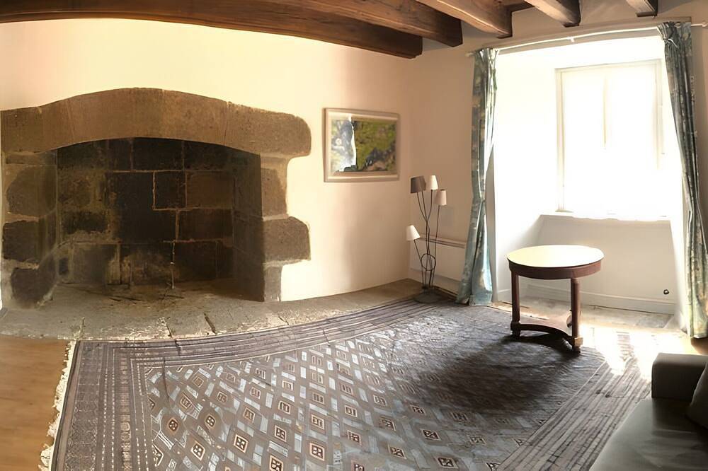 Gîte de charme face à la montagne avec terrasse privée, vue panoramique et Wi-Fi in Saint-Vincent-de-Salers, Parc naturel régional des Volcans d'Auvergne