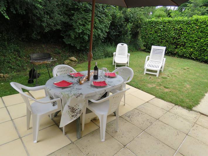 Gîte pour 5 personnes, avec piscine ainsi que jardin et terrasse