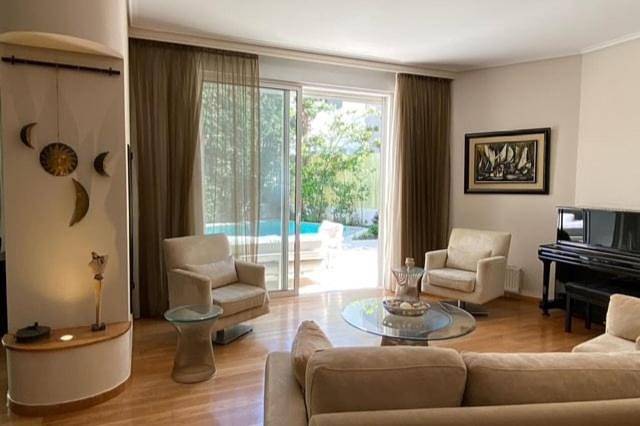 Villa für 10 Personen, mit Balkon und Terrasse sowie Garten und Pool in Voula