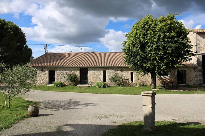 Gîte pour 12 personnes, avec jacuzzi et terrasse ainsi que jardin et piscine