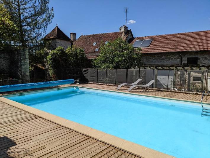 Location de vacances pour 13 personnes, avec jardin ainsi que vue et piscine à Saint-Ythaire