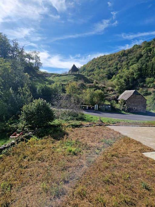 Five-Bedroom House in Coubisou, Parc naturel régional de l'Aubrac