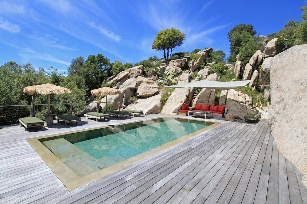 Wunderschöne Luxusvilla mit Spiegelpool. in Albitreccia, Ajaccio und Umgebung