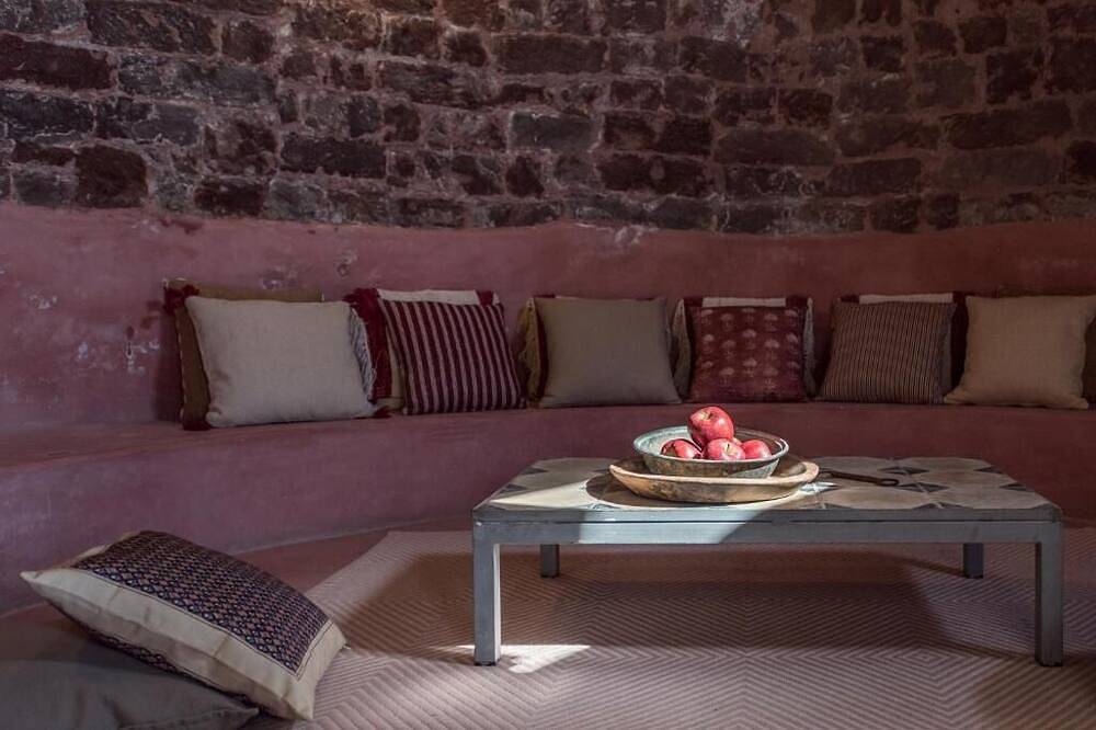 Charming Oia Retreat | 1 Unit | Scenic Cycladic Views in Oia, Santorin