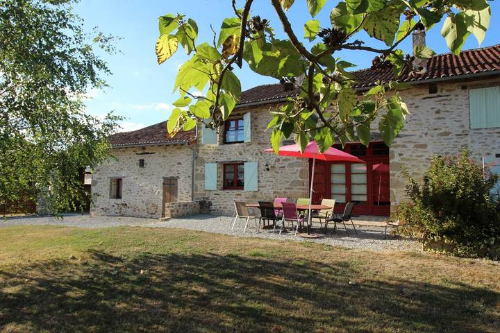 Gîte pour 12 personnes, avec terrasse ainsi que jardin et piscine dans Eyjeaux