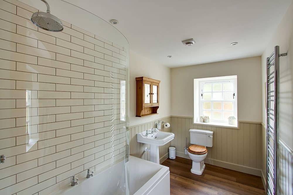 Home Farm Cottage (with swimming pool and sauna) in Angus