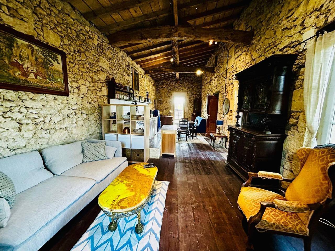 Entire holiday apartment, Holiday home in Pujols with shared pool in Pujols (Gironde), Libourne region