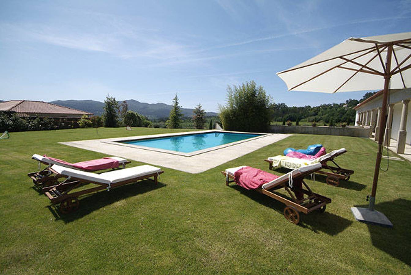 Villa for 12 people with terrace in Fornelos e Queijada, Viana do Castelo District