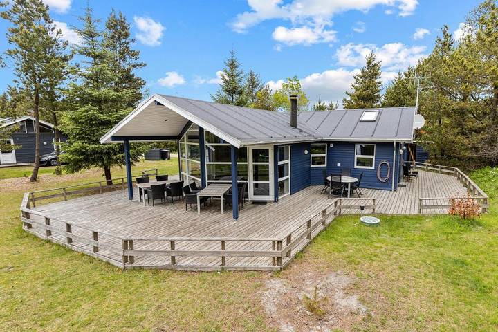 Ferienhaus für 12 Personen, mit Balkon/Terrasse und Whirlpool sowie Terrasse und Garten in Houstrup Strand