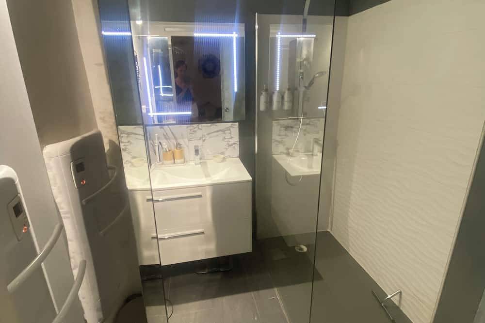 Entire apartment, Small T2 house close to the sea, in a residence with swimming pool. in Vic-la-Gardiole, Côte d'Améthyste