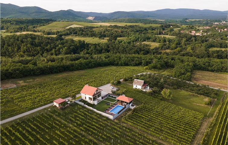 Ferienhaus für 8 Personen, mit Terrasse und Pool sowie Garten und Whirlpool, mit Haustier - 1