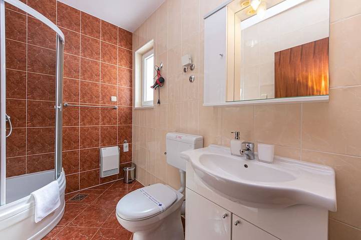 Ganze Wohnung, 2-Zimmer-Ferienwohnung mit Pool Brela, Makarska in Brela, Makarska Riviera