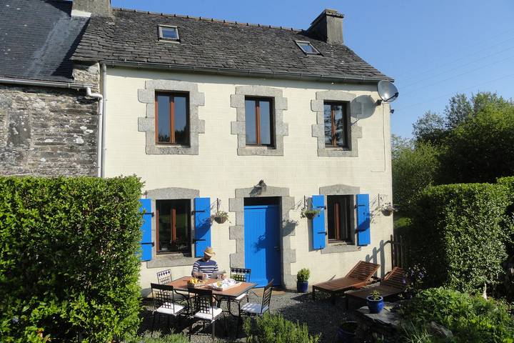 Gîte pour 6 personnes, avec piscine, adapté aux familles à Sizun