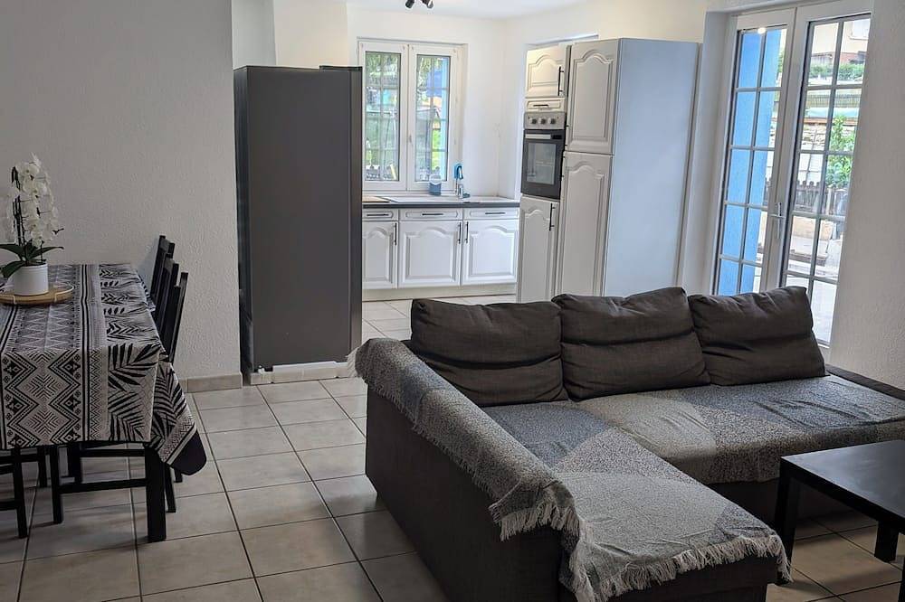 Entire apartment, Swimming pool, jacuzzi, terrace and games for young and old, 5km from Switzerland! in Hérimoncourt, Doubs