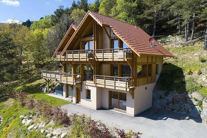 Chalet pour 12 personnes, avec balcon et jacuzzi ainsi que jardin et sauna, animaux acceptés