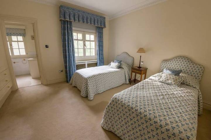 Luxury Sunningdale Estate with Heated Pool & Private Italian Chef on Request in Sunningdale, Berkshire