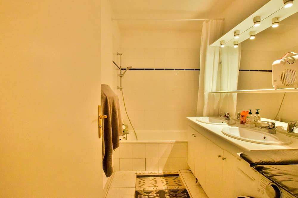 Ganze Wohnung, Geräumige Wohnung mit Pool, Balkon, Parkplatz und Wlan in Publier in Publier, Thonon-les-Bains und Umgebung