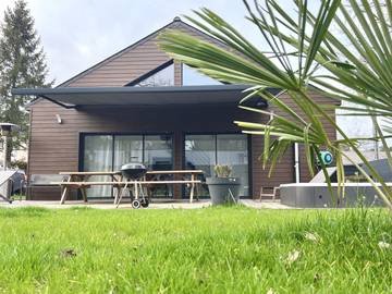Gîte pour 6 personnes, avec jardin ainsi que jacuzzi et terrasse à Férel