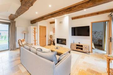 Location de vacances pour 8 personnes, avec terrasse ainsi que piscine et jardin, animaux acceptés à Cricquebœuf