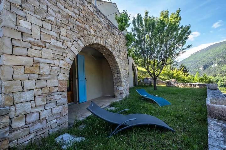 Gîte pour 4 personnes, avec piscine, animaux acceptés à Les Vignes