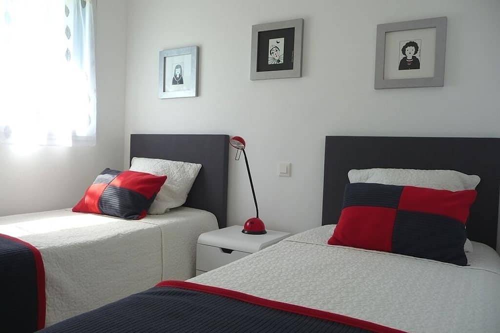 Waterfront house on Gr34, beaches, shops on site Tregastel pink granite in Coz Pors, Trégastel